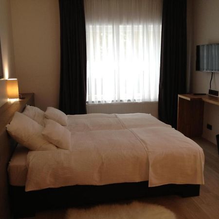 מאלמדי Guesthouse Au Coin De La Rue מראה חיצוני תמונה